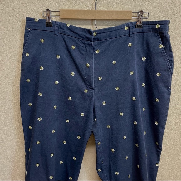 🛍️3/$15🛍️ JM COLLECTION Embroidered Crop Pants size 18 Navy Blue - Picture 2 of 11